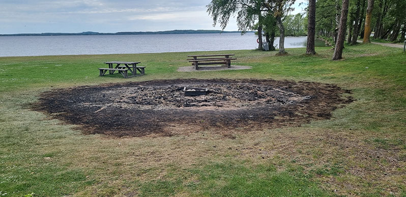 [Arkiverad] Grillplatsen vid Strandängens badplats förstörd av brand