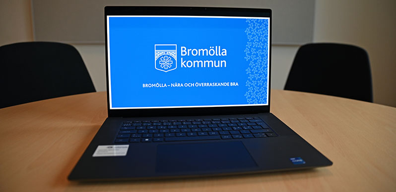 Laptop med bild som visar Bromölla kommuns vision - Nära och överraskande bra