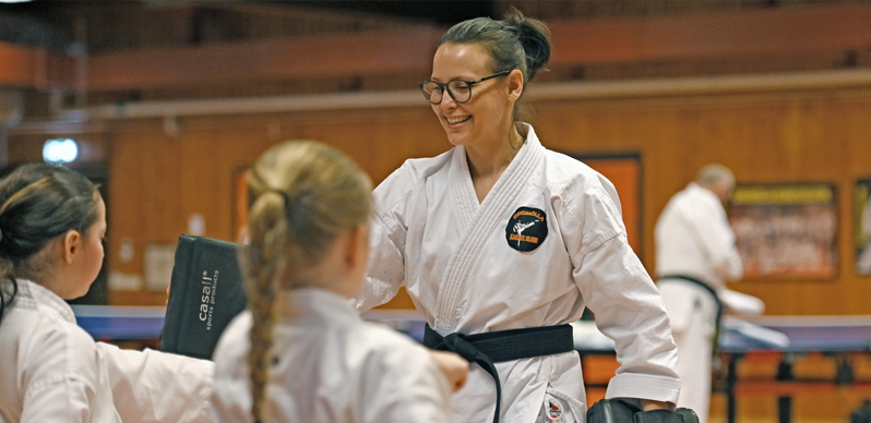 Anu Joelsson är ungdomsledare i Bromölla karateklubb
