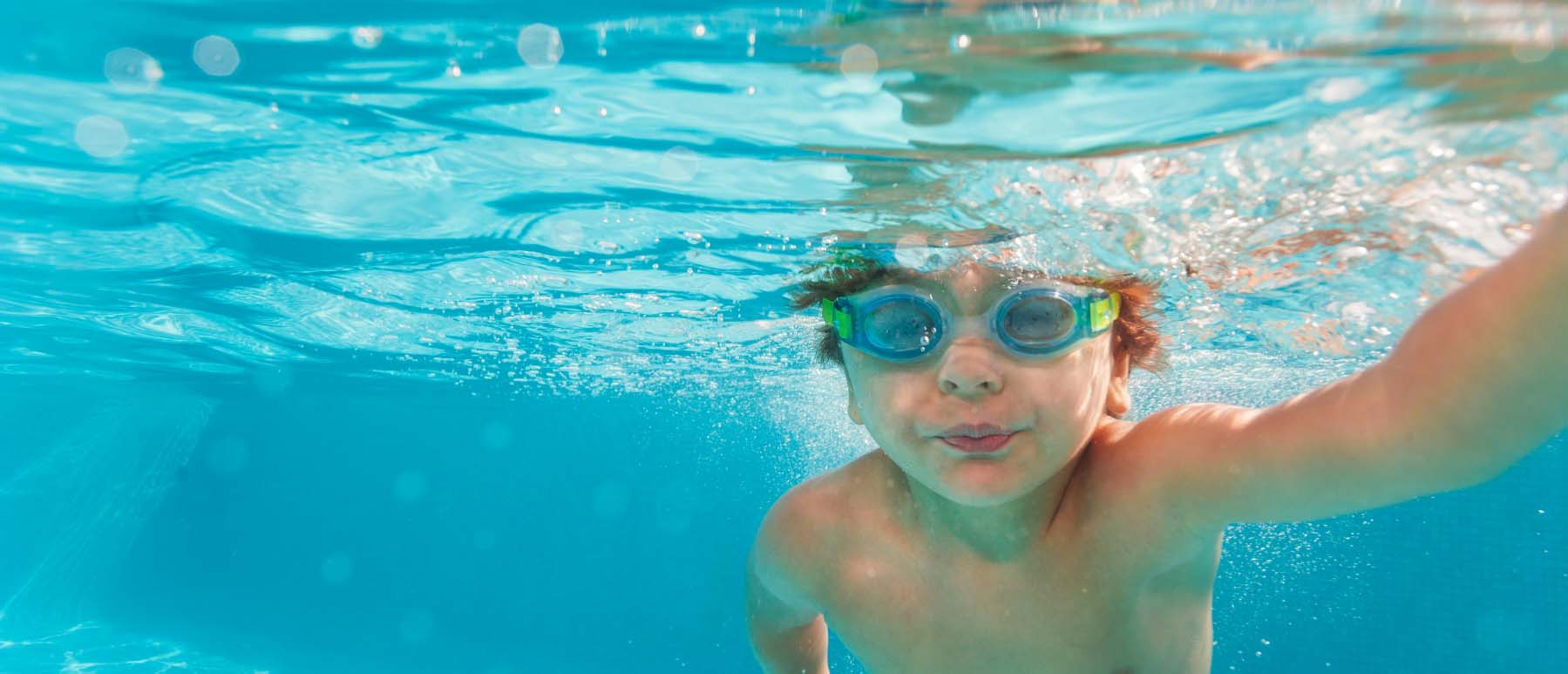 Bild på simmande barn
