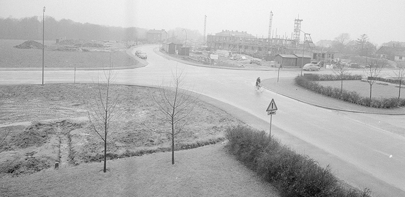 Svartvit bild som visar korsningen Tians väg och Ågatan