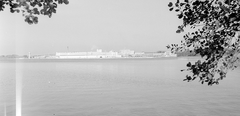 Svartbild bild som visar vy över Iföverken sett från Strandängen